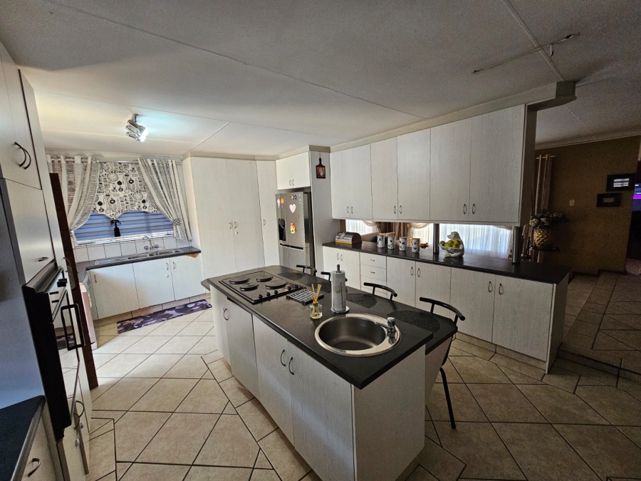 5 Bedroom Property for Sale in Riebeeckstad Free State